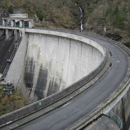 Vannes de l'&eacute;vacuateur de crues  en rive gauche du barrage de MAREGES - SHEM